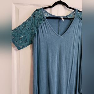 Zenana Premium long flowy blouse. Light teal T-shirt. Size 1x.